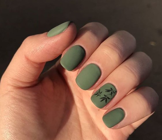 Оливковый маникюр 