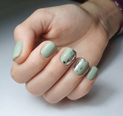Оливковый маникюр 