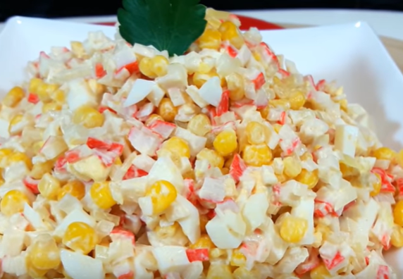Классический салат с крабовыми палочками может украсить новогодний стол 2020 - Новогодние рецепты салатов 2019