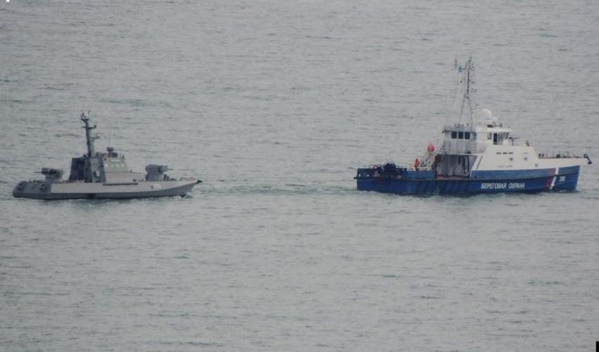 Захваченные украинские корабли покинули Керчь