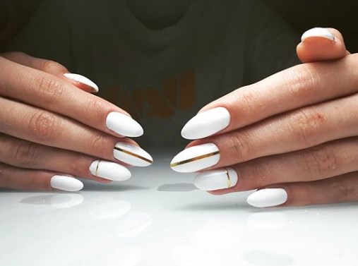 Модный белый маникюр