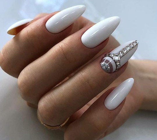 Модный белый маникюр