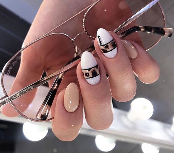 Модный белый маникюр