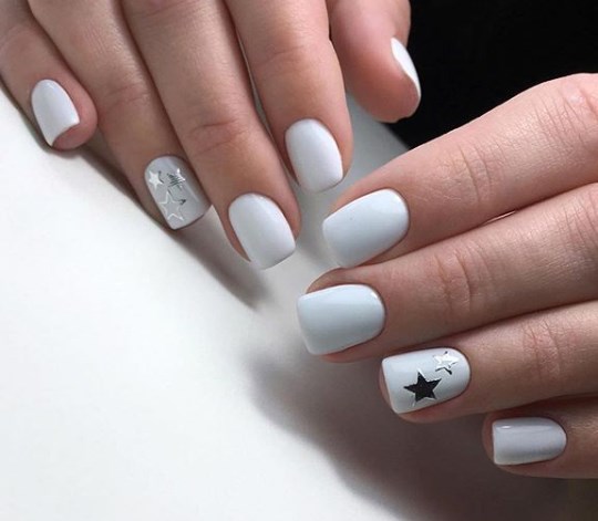 Модный белый маникюр