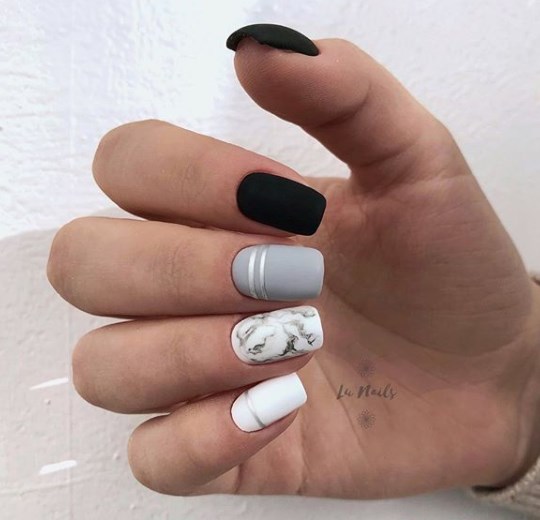 Модный белый маникюр