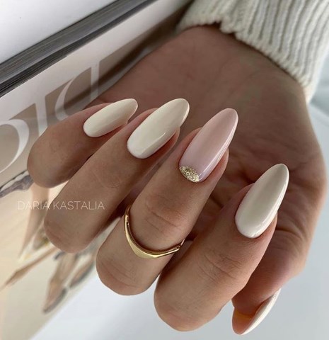 Модный белый маникюр