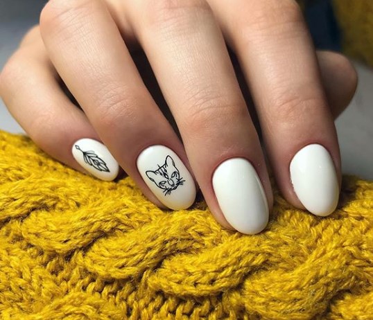 Модный белый маникюр