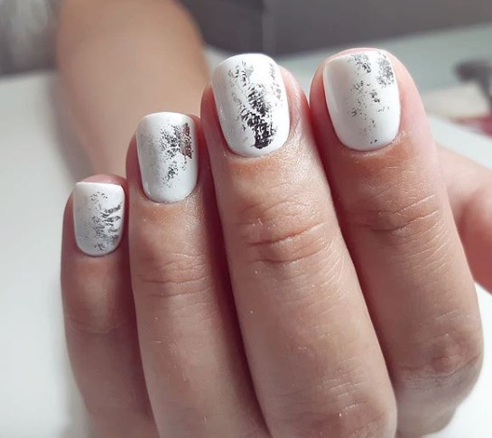 Модный белый маникюр