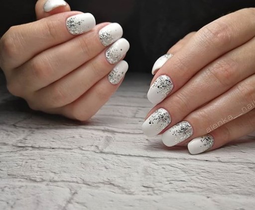 Модный белый маникюр
