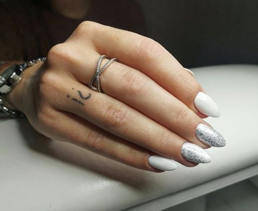 Модный белый маникюр