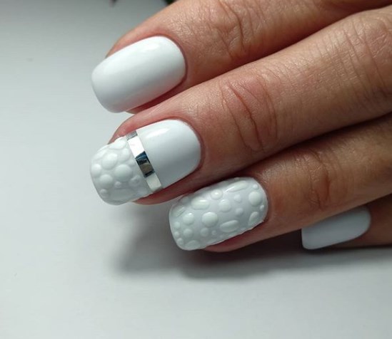 Модный белый маникюр