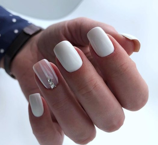 Модный белый маникюр