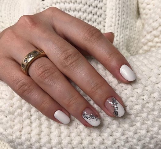 Модный белый маникюр