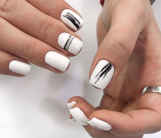 Модный белый маникюр