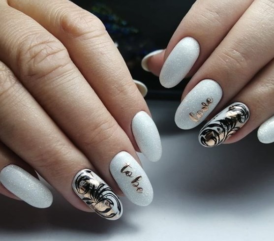 Модный белый маникюр