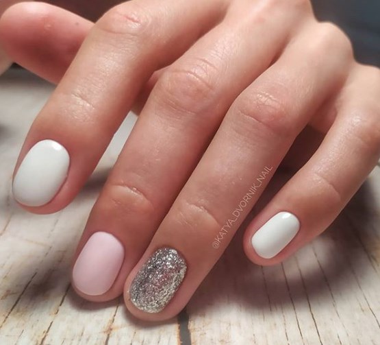 Модный белый маникюр