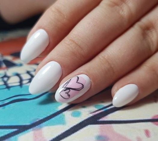 Модный белый маникюр