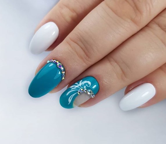 Модный белый маникюр