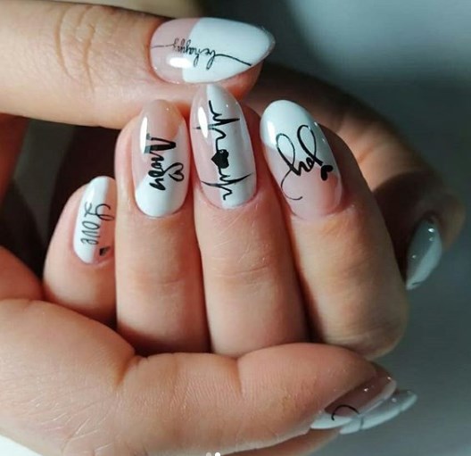 Модный белый маникюр