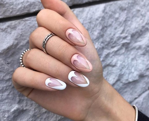 Модный белый маникюр