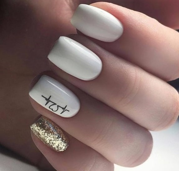 Модный белый маникюр