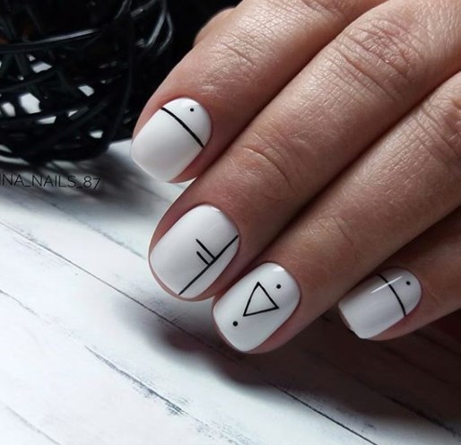 Модный белый маникюр