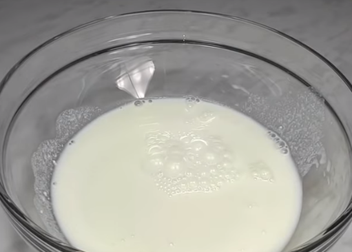 Тесто на пышные оладьи на кефире быстро делается, а сами оладьи просто жарить Тесто на пышные оладьи на кефире быстро делается, а сами оладьи просто жарить