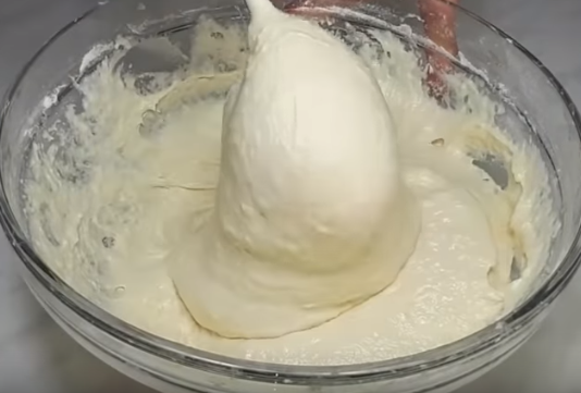 Тесто на пышные оладьи на кефире быстро делается, а сами оладьи просто жарить Тесто на пышные оладьи на кефире быстро делается, а сами оладьи просто жарить