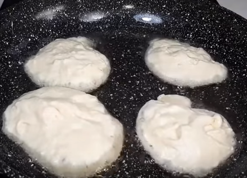 Тесто на пышные оладьи на кефире быстро делается, а сами оладьи просто жарить Тесто на пышные оладьи на кефире быстро делается, а сами оладьи просто жарить