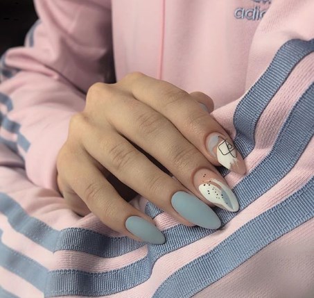 Голубой маникюр зима 2020