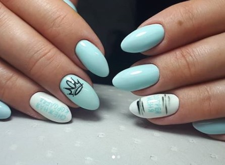 Голубой маникюр зима 2020