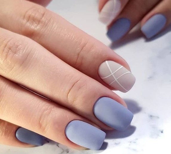 Голубой маникюр зима 2020
