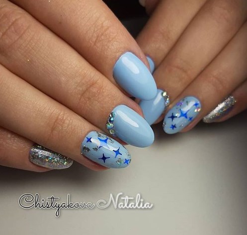 Голубой маникюр зима 2020