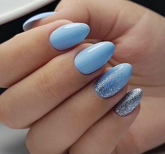 Голубой маникюр зима 2020