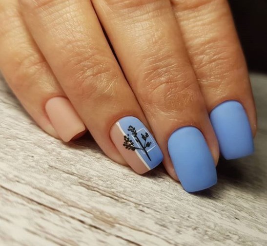 Голубой маникюр зима 2020