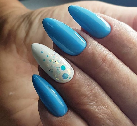 Голубой маникюр зима 2020