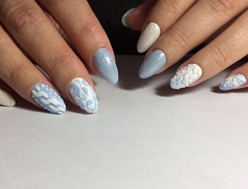 Голубой маникюр зима 2020