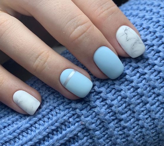 Голубой маникюр зима 2020