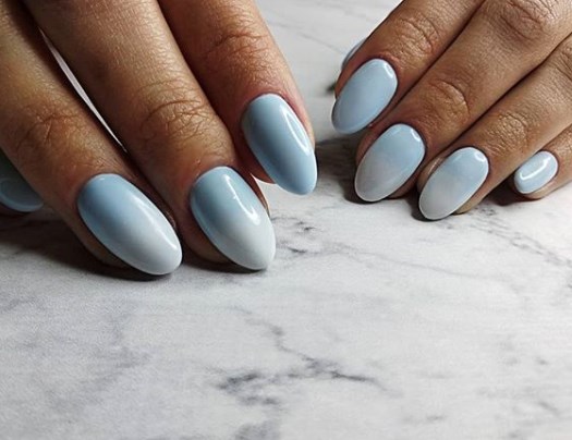 Голубой маникюр зима 2020