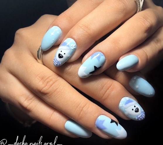 Голубой маникюр зима 2020