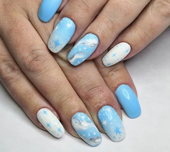 Голубой маникюр зима 2020