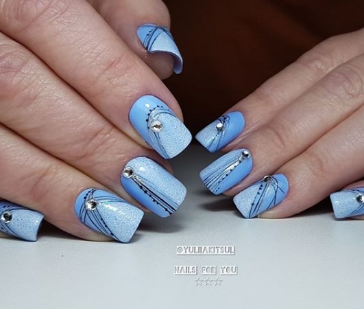 Голубой маникюр зима 2020