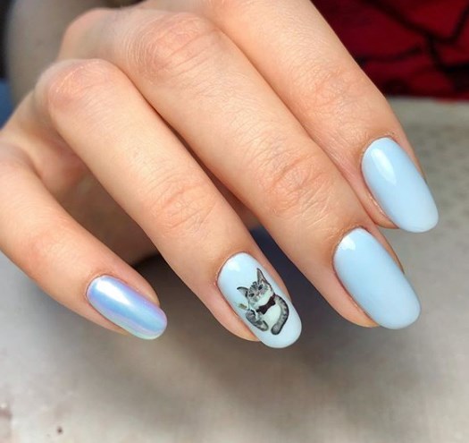 Голубой маникюр зима 2020