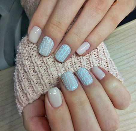 Голубой маникюр зима 2020