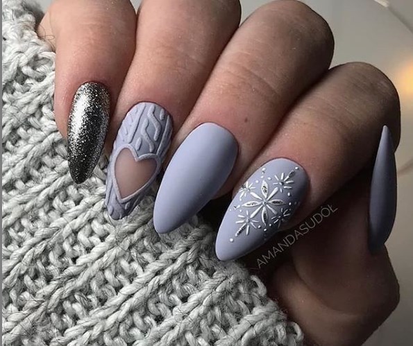 Голубой маникюр зима 2020