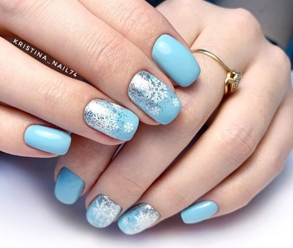 Голубой маникюр зима 2020