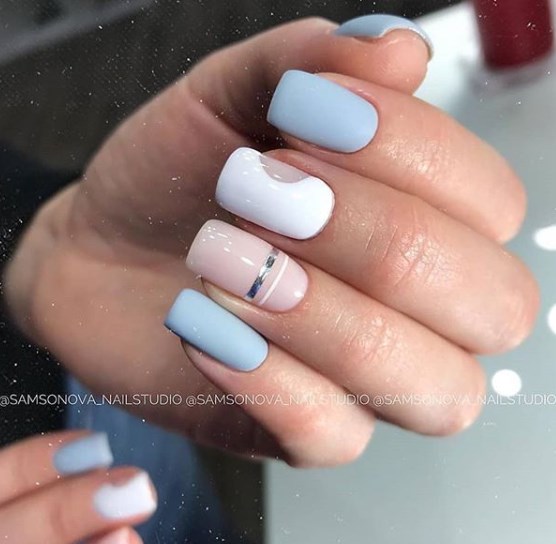 Голубой маникюр зима 2020