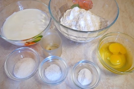 Вкусное тесто на пиццу готовится за считанные минуты и быстро выпекается