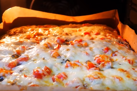 Вкусное тесто на пиццу готовится за считанные минуты и быстро выпекается