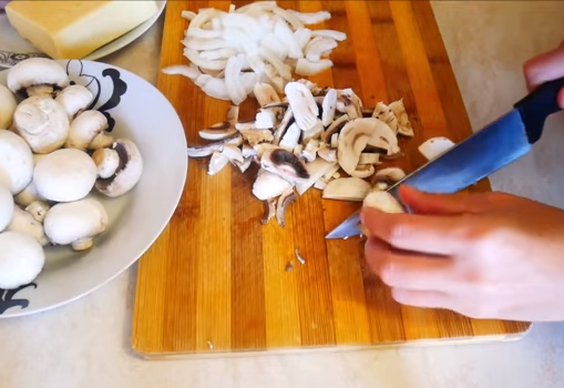 Вкусное тесто на пиццу готовится за считанные минуты и быстро выпекается